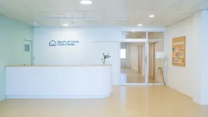 Moderni šviesi globos namų registratūra su stalu bei minimalistiniu interjeru.
