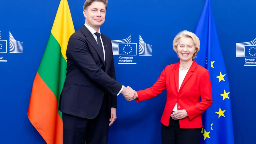 Lietuvos premjeras Gabrielius Landsbergis spaudžia ranką Europos Komisijos pirmininkei Ursulai von der Leyen.