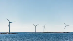 Vėjo jėgainės jūroje, simbolizuojančios Lietuvos siekį plėtoti atsinaujinančią energetiką Baltijos jūroje.