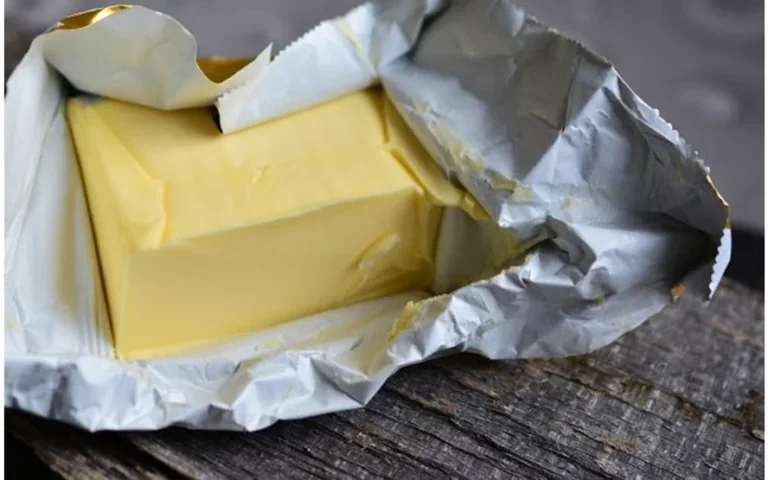 Sviestas popierėlyje apkarsta greičiau: kaltas oras, šviesa ir kvapai