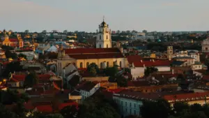 Vilniaus senamiesčio panorama su bažnyčios bokštu vakaro šviesoje, Lietuva.