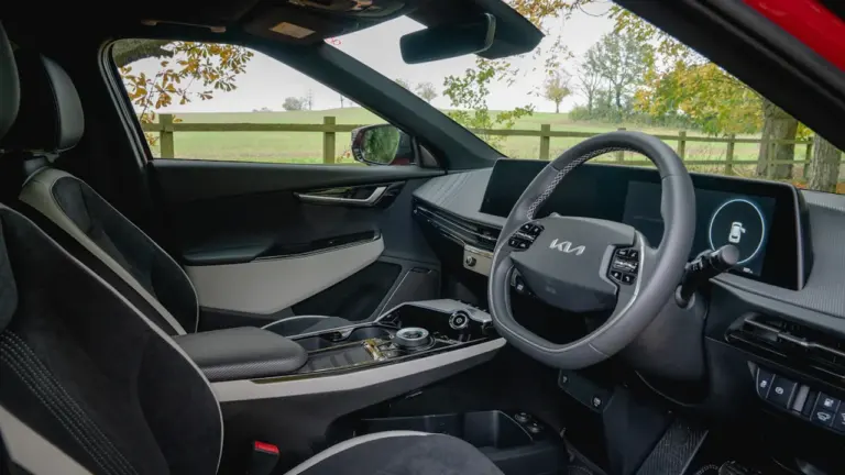 Lietuvoje automobilių pirkėjai vis dažniau renkasi vertę ir technologijas