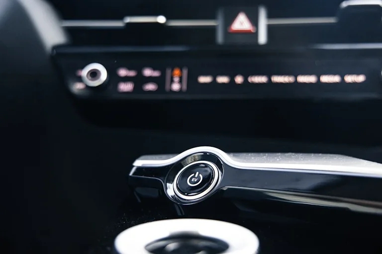 Lietuvoje automobilių pirkėjai vis dažniau renkasi vertę ir technologijas