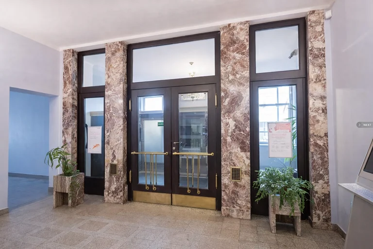 Utenos centre parduodamas buvęs bankas: kam jis galėtų virsti?